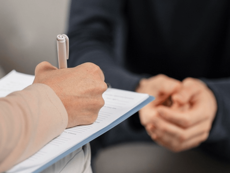 mužská ruka si zapisuje poznámky o jeho klientovi